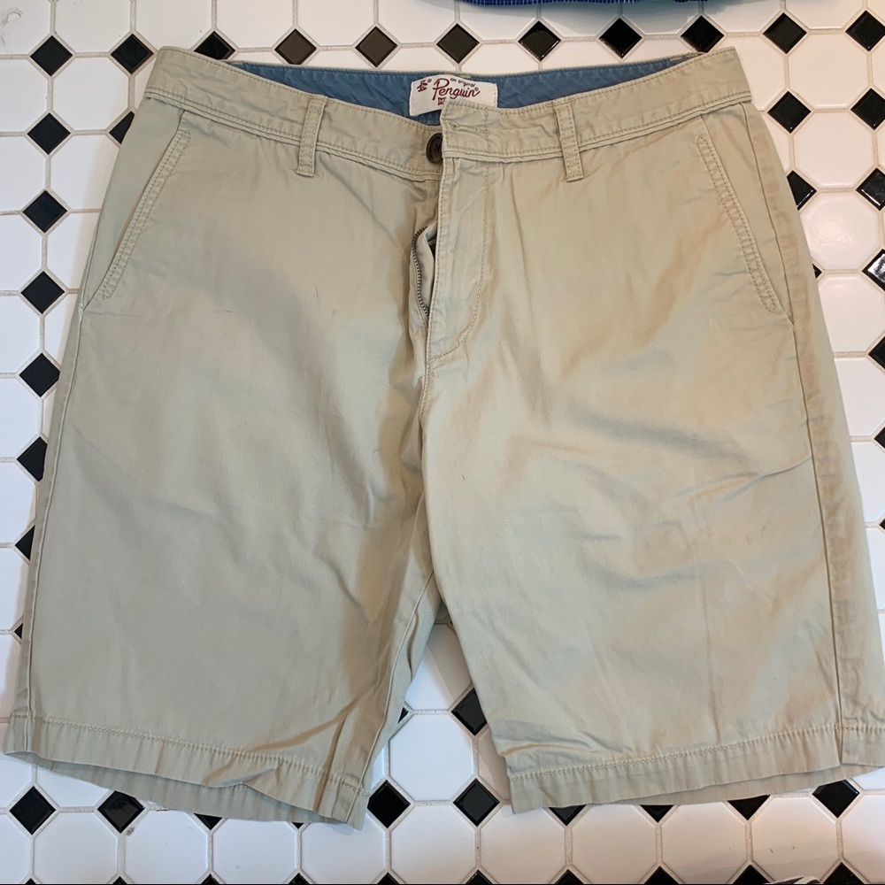 Men’s khaki shorts